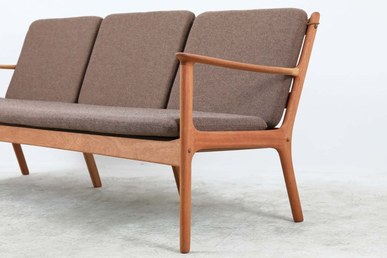 OleWanscherによりデザインされたPJ112トリプルソファです。フレームは上質なマホガニー材が使用されています。オイル塗装にて仕上げておりますので、ナチュラルな風合いに仕上がっております。