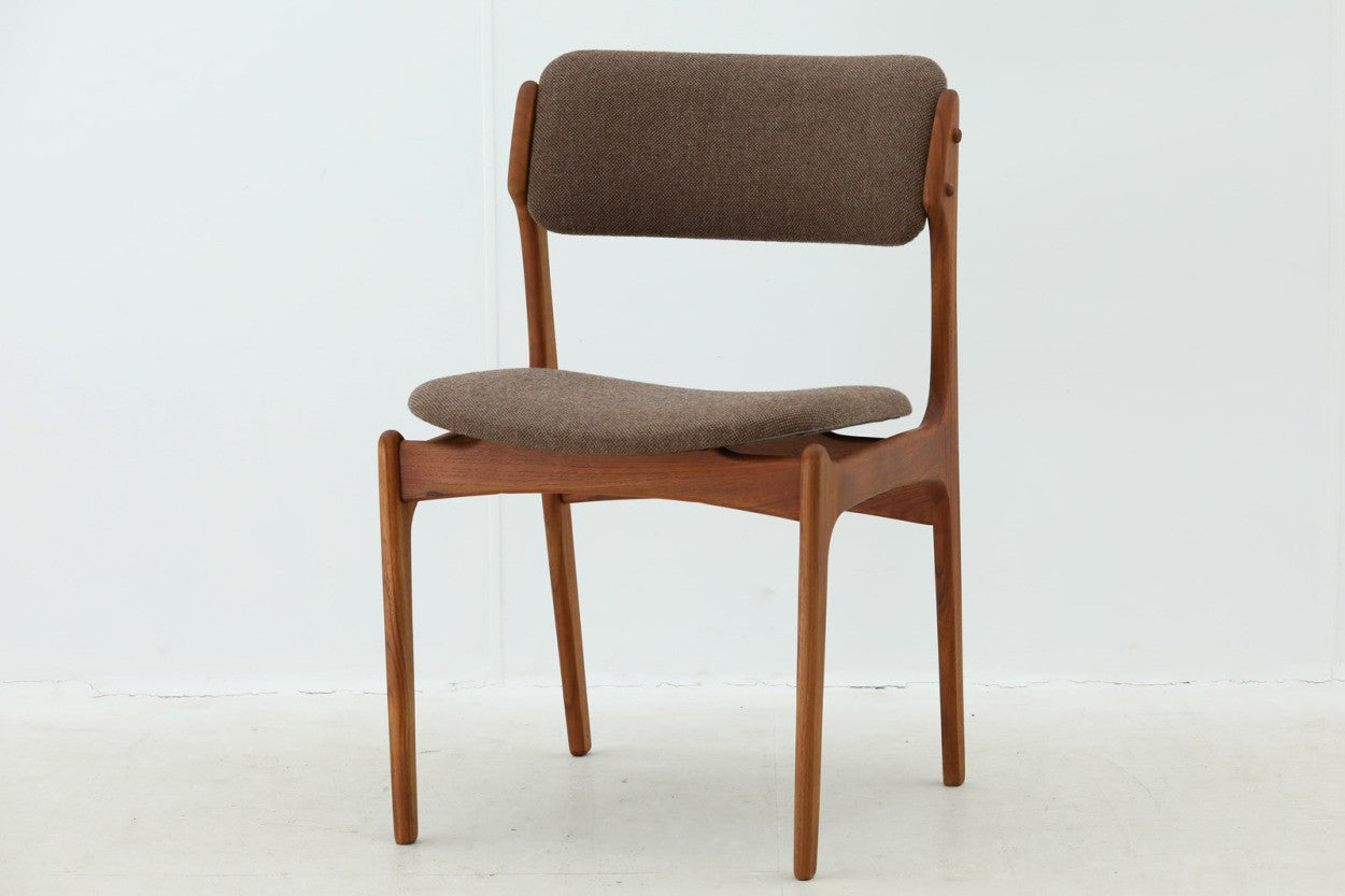 ErikBuchによりデザインされたmodel49チェアです。浮いた様に見える座面は座り心地も良く、背もたれのカーブが体をしっかりと受けとめてくれます。背もたれを留める木栓がデザインポイントになっています。デンマーク、コペンハーゲンの老舗インテリアショップ、”イルムス・ボリフス”にて販売されていた希少なモデルです。良質なチーク材が使用されており、名工O.D.moblerによって作成されています。