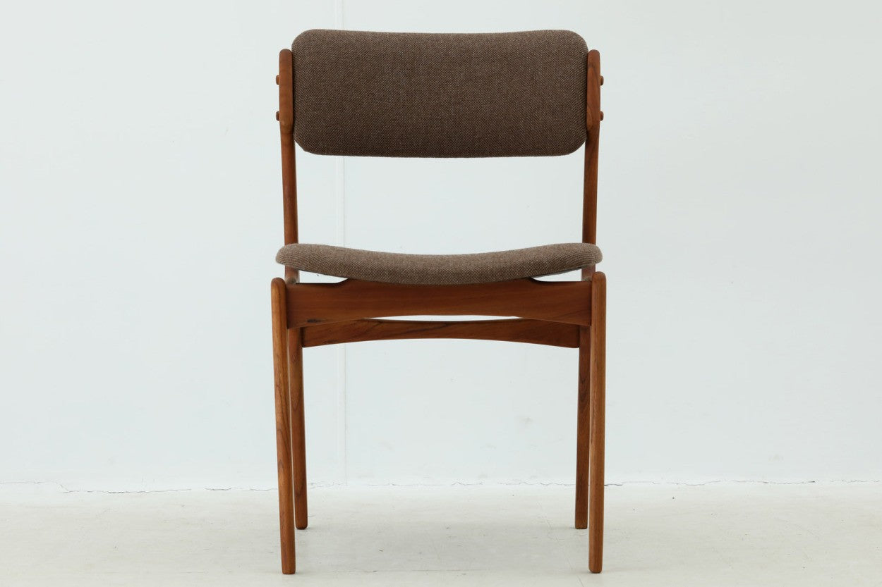 ErikBuchによりデザインされたmodel49チェアです。浮いた様に見える座面は座り心地も良く、背もたれのカーブが体をしっかりと受けとめてくれます。背もたれを留める木栓がデザインポイントになっています。デンマーク、コペンハーゲンの老舗インテリアショップ、”イルムス・ボリフス”にて販売されていた希少なモデルです。良質なチーク材が使用されており、名工O.D.moblerによって作成されています。