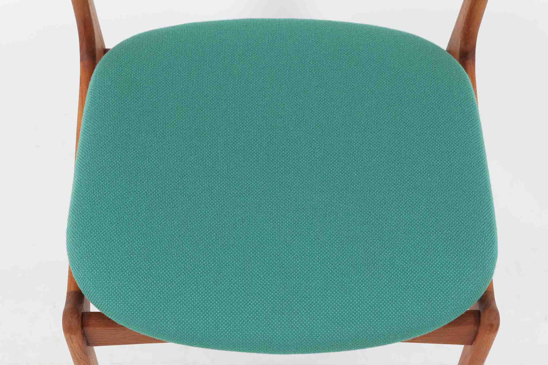 ErikBuchによりデザインされたmodel49チェアです。浮いた様に見える座面は座り心地も良く、背もたれのカーブが体をしっかりと受けとめてくれます。背もたれを留める木栓がデザインポイントになっています。デンマーク、コペンハーゲンの老舗インテリアショップ、”イルムス・ボリフス”にて販売されていた希少なモデルです。良質なチーク材が使用されており、名工O.D.moblerによって作成されています。