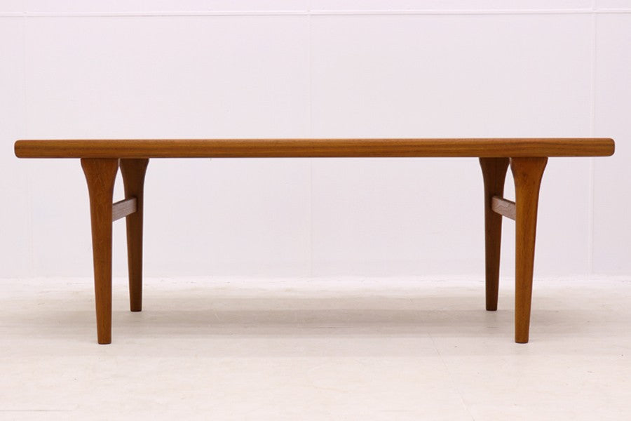 デンマークより買い付けたセンターテーブルです。コップなどを置ける拡張棚が付属しています。チーク材ならではの綺麗な木目の天板です。