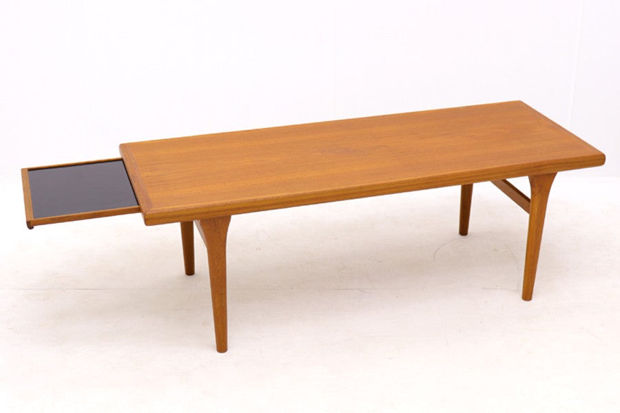 デンマークより買い付けたセンターテーブルです。コップなどを置ける拡張棚が付属しています。チーク材ならではの綺麗な木目の天板です。