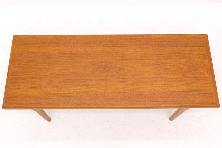 デンマークより買い付けたセンターテーブルです。コップなどを置ける拡張棚が付属しています。チーク材ならではの綺麗な木目の天板です。