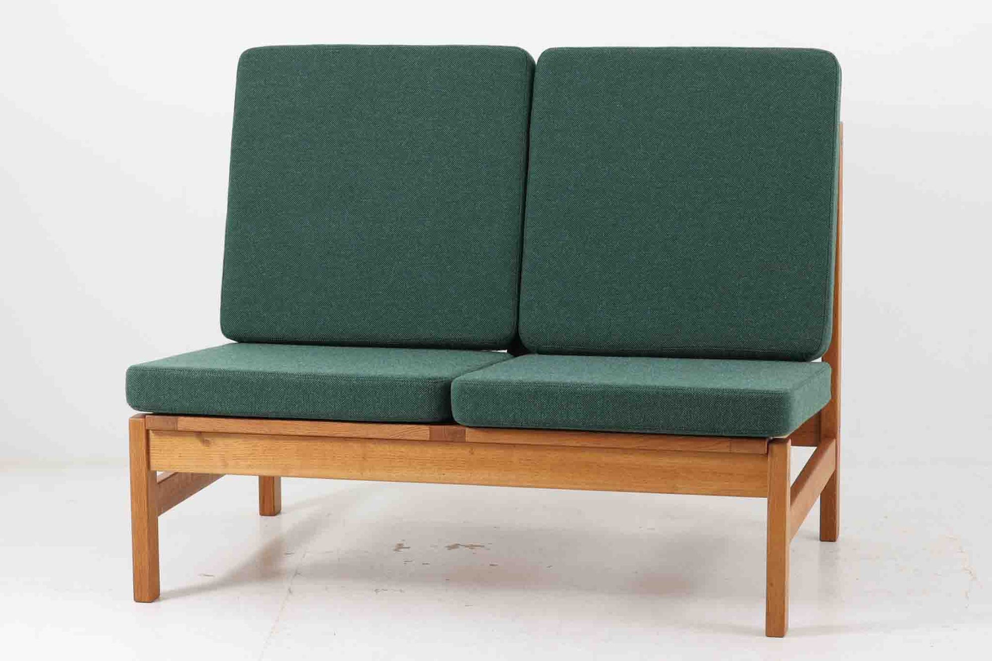 デンマークより買い付けました。「ボーエ・モーエンセン」がデザインした"model2362"です。Fredericia社の熟練の職人によって作成されています。シンプルなデザインですが、横や背面から見るとまた違った表情を見せてくれます。良質なオーク材が使用されており、お部屋を明るく演出してくれそうです。