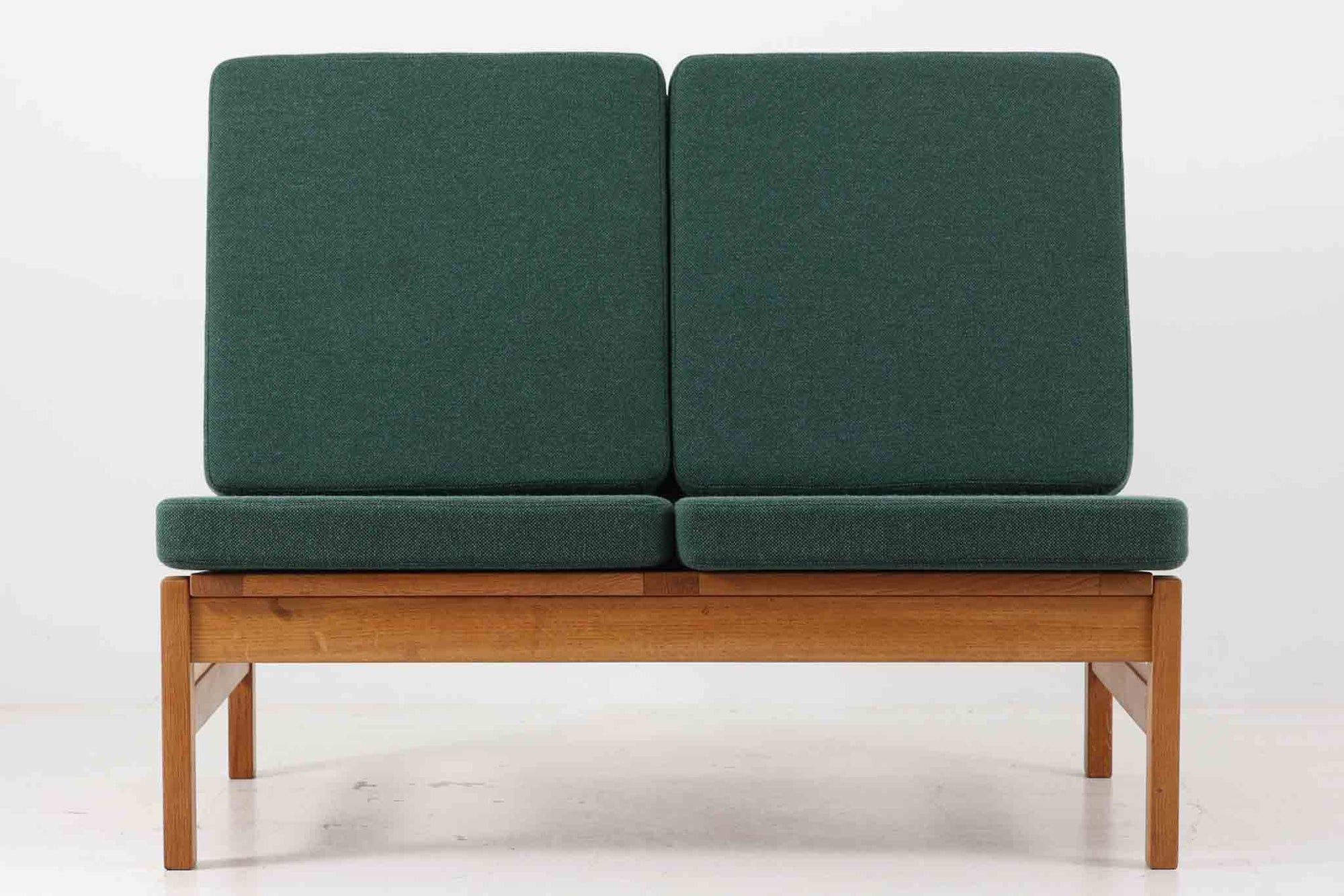 デンマークより買い付けました。「ボーエ・モーエンセン」がデザインした"model2362"です。Fredericia社の熟練の職人によって作成されています。シンプルなデザインですが、横や背面から見るとまた違った表情を見せてくれます。良質なオーク材が使用されており、お部屋を明るく演出してくれそうです。