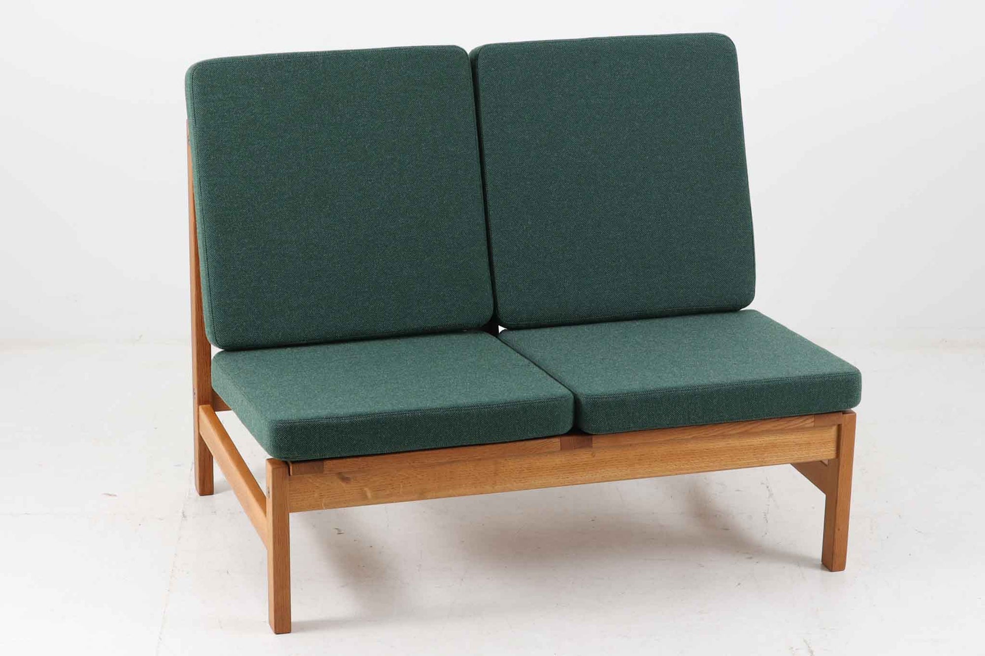 デンマークより買い付けました。「ボーエ・モーエンセン」がデザインした"model2362"です。Fredericia社の熟練の職人によって作成されています。シンプルなデザインですが、横や背面から見るとまた違った表情を見せてくれます。良質なオーク材が使用されており、お部屋を明るく演出してくれそうです。
