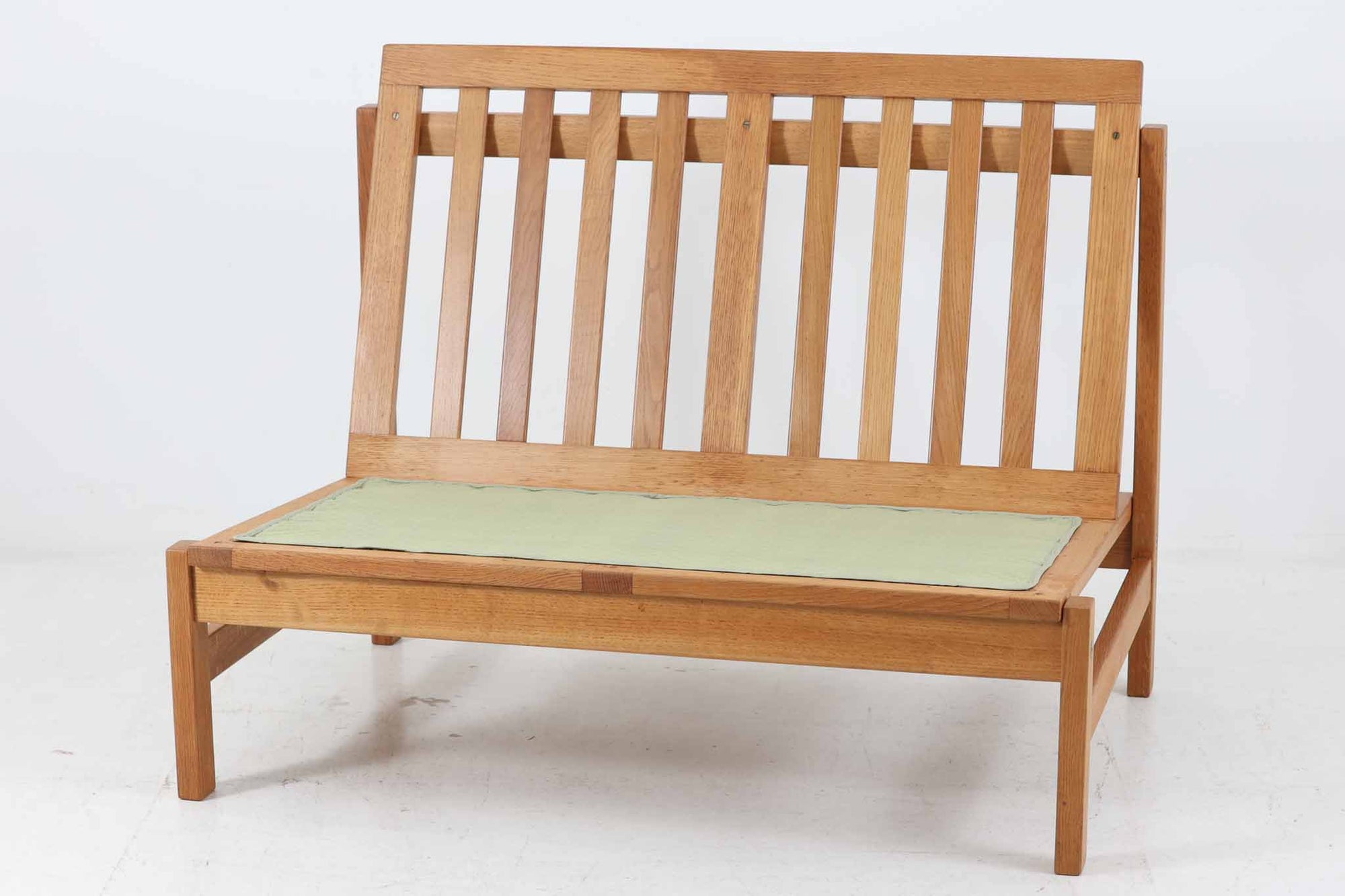 デンマークより買い付けました。「ボーエ・モーエンセン」がデザインした"model2362"です。Fredericia社の熟練の職人によって作成されています。シンプルなデザインですが、横や背面から見るとまた違った表情を見せてくれます。良質なオーク材が使用されており、お部屋を明るく演出してくれそうです。