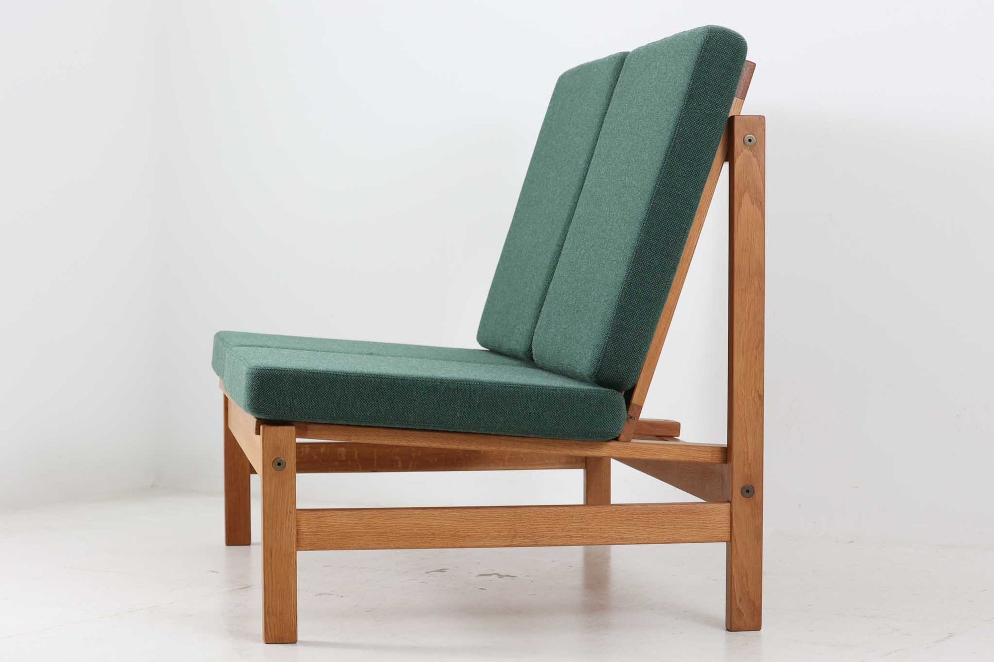 デンマークより買い付けました。「ボーエ・モーエンセン」がデザインした"model2362"です。Fredericia社の熟練の職人によって作成されています。シンプルなデザインですが、横や背面から見るとまた違った表情を見せてくれます。良質なオーク材が使用されており、お部屋を明るく演出してくれそうです。