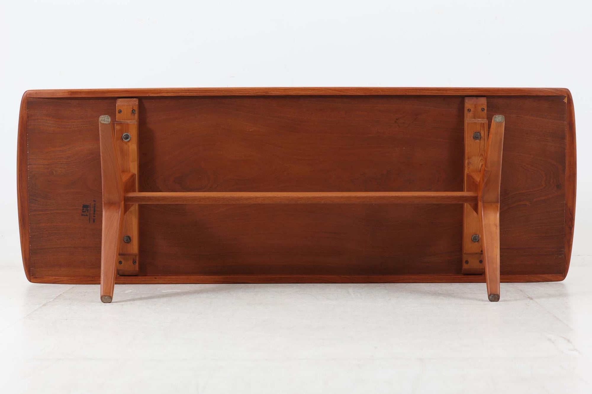 北欧より買い付けたセンターテーブルです。脚の形が特徴的なデザインです。