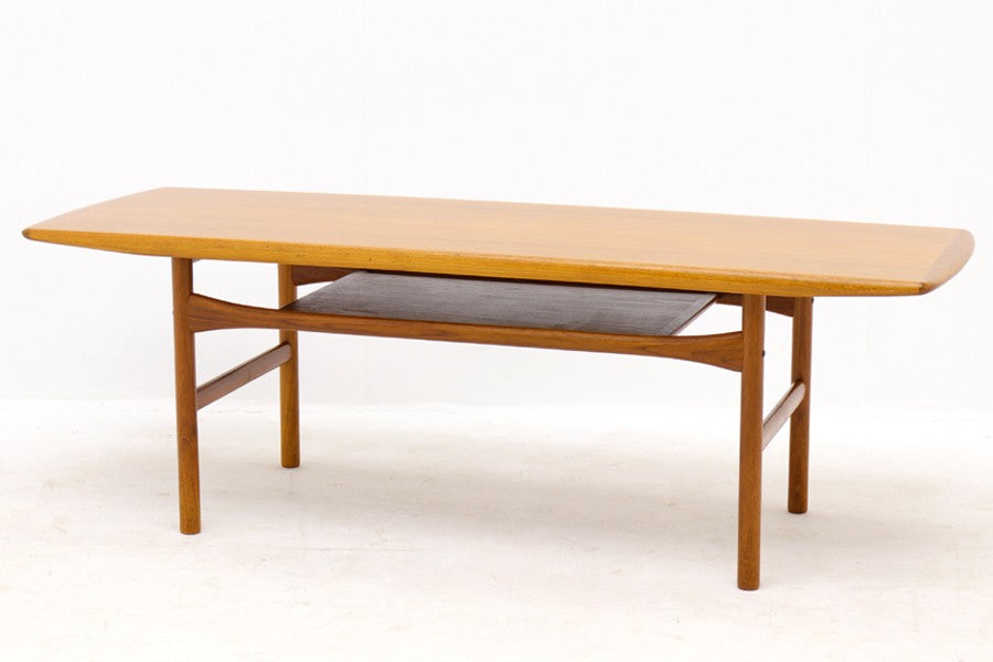 デンマークより買い付けたセンターテーブルです。ARREBOmOBLER社製のクオリティーの高い商品です。