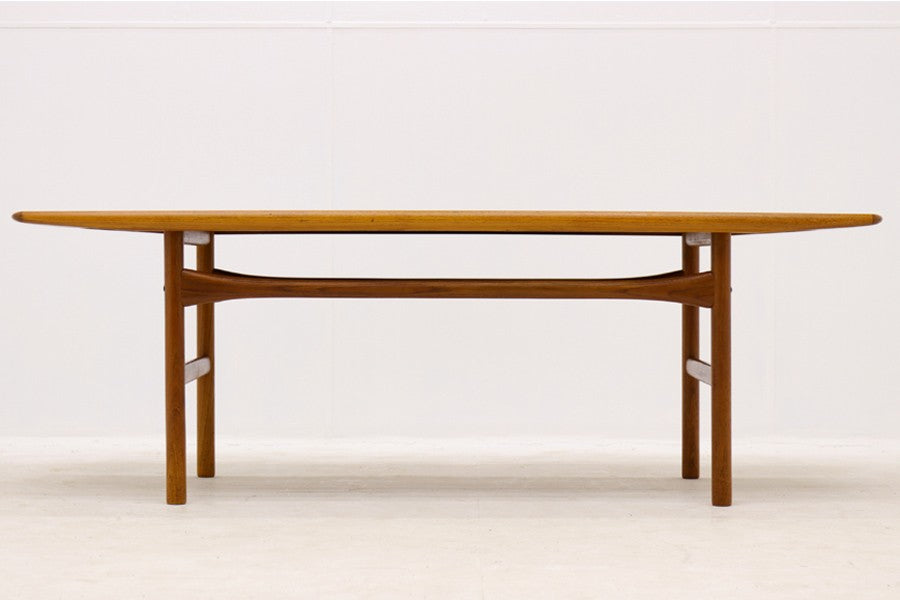 デンマークより買い付けたセンターテーブルです。ARREBOmOBLER社製のクオリティーの高い商品です。