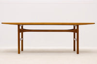 デンマークより買い付けたセンターテーブルです。ARREBOMOBLER社製のクオリティーの高い商品です。