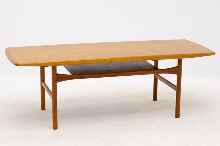 デンマークより買い付けたセンターテーブルです。ARREBOMOBLER社製のクオリティーの高い商品です。
