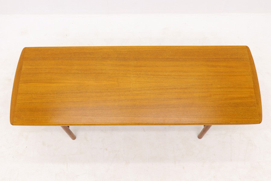 デンマークより買い付けたセンターテーブルです。ARREBOmOBLER社製のクオリティーの高い商品です。