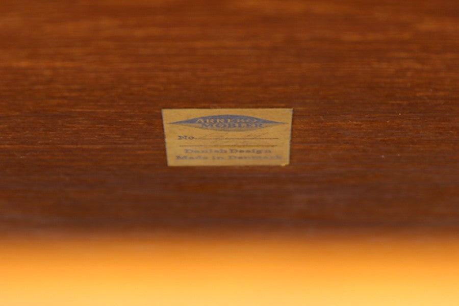 デンマークより買い付けたセンターテーブルです。ARREBOmOBLER社製のクオリティーの高い商品です。