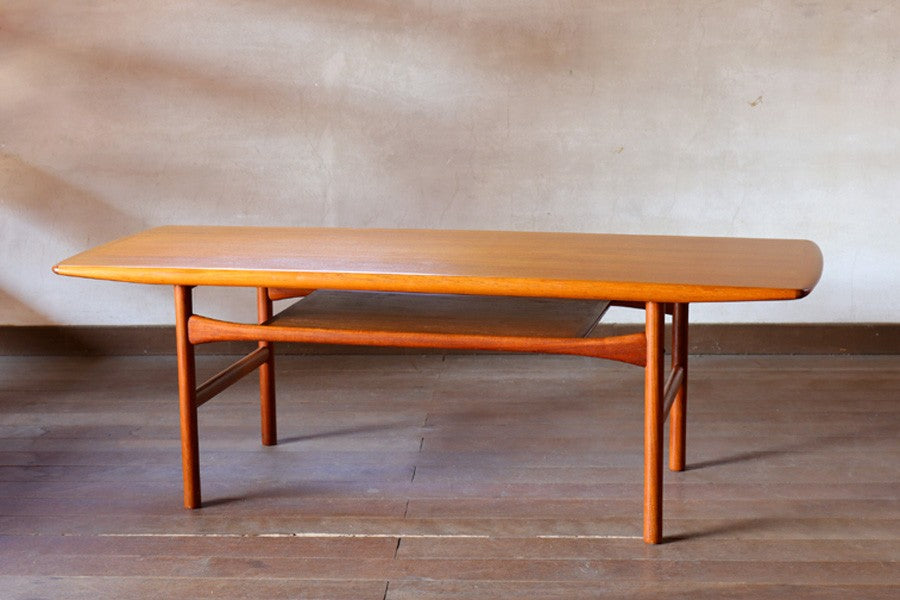 デンマークより買い付けたセンターテーブルです。ARREBOmOBLER社製のクオリティーの高い商品です。