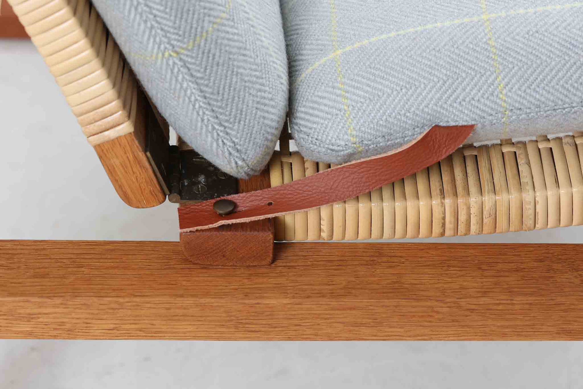 日本でも人気が高いボーエ・モーエンセンによる、ハイバックチェア"model2254"です。シンプルなデザインと強度と快適性を両立させた、軽量な四角形のフレームが特徴的で、"RunnerChair"とも呼ばれています。現存する高級家具メーカーFredericia社製のしっかりとした造りを感じる事ができます。ヘッドレストと調整可能なバックのおかげで快適なすわり心地です。背もたれと座面に籐が張られた希少なデザインです。