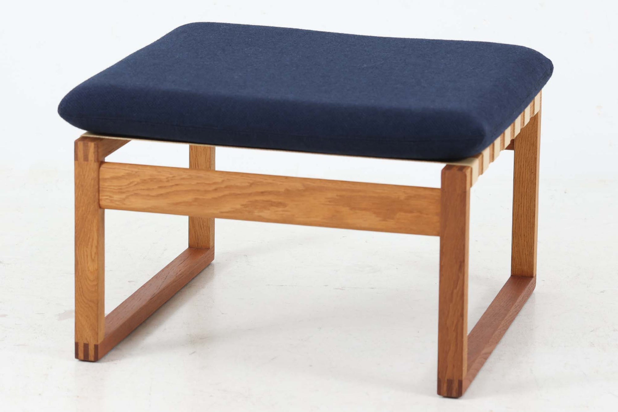 日本でも人気が高いボーエ・モーエンセンによる"model2254"の希少なオットマンです。現存する高級家具メーカーFredericia社製のしっかりとした造りを感じる事ができます。ハイバックチェアと合わせてご検討ください。