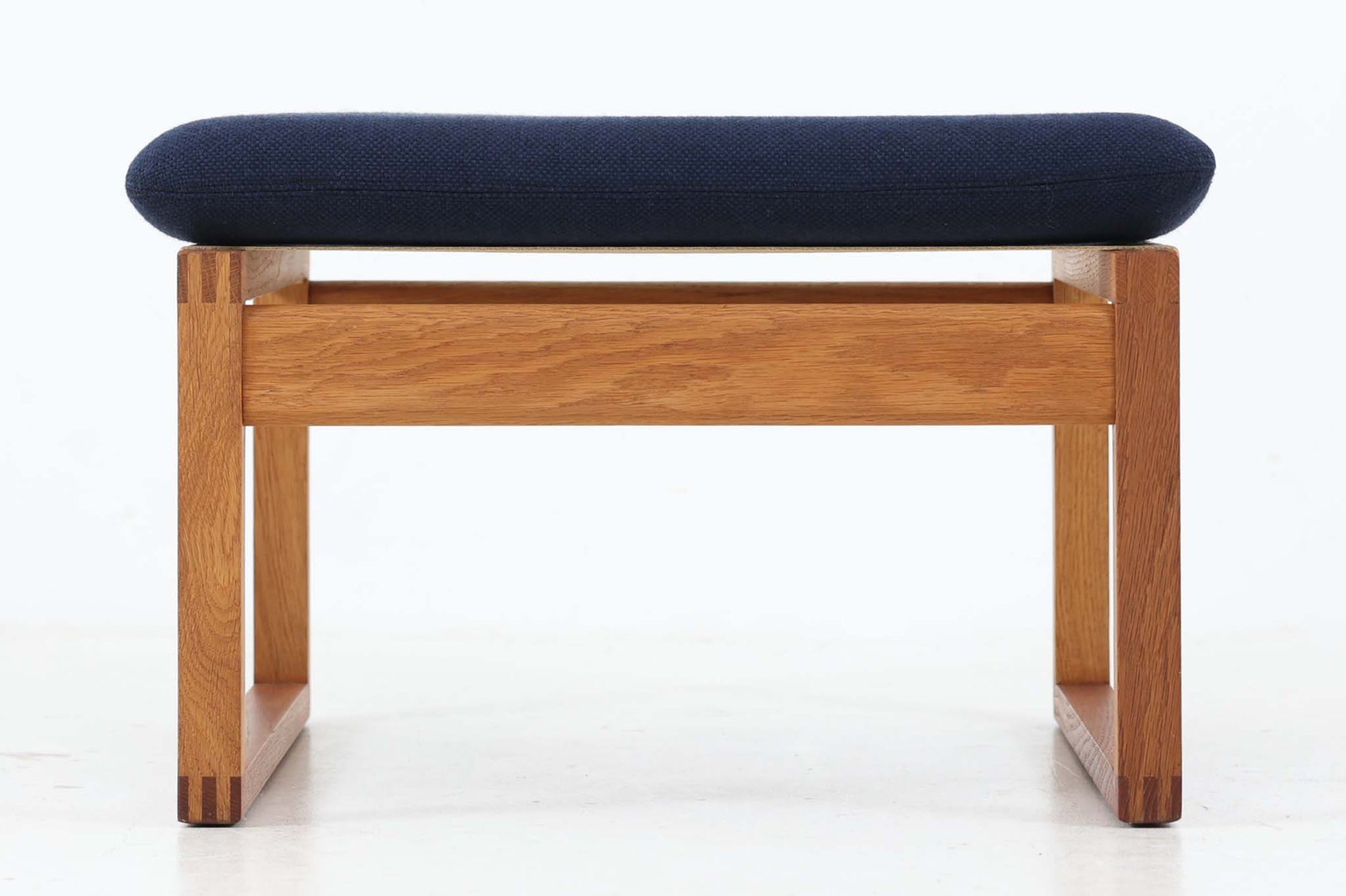 日本でも人気が高いボーエ・モーエンセンによる"model2254"の希少なオットマンです。現存する高級家具メーカーFredericia社製のしっかりとした造りを感じる事ができます。ハイバックチェアと合わせてご検討ください。