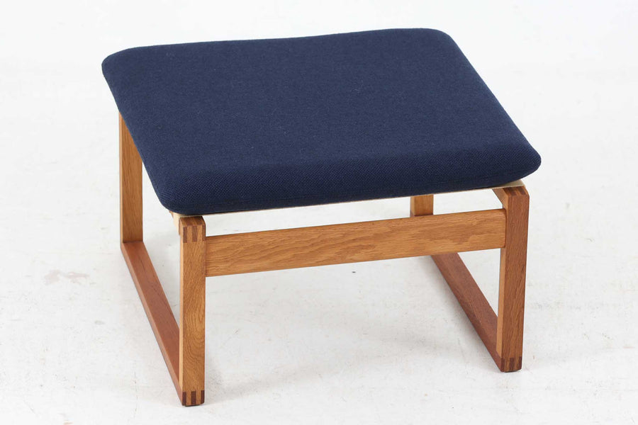 日本でも人気が高いボーエ・モーエンセンによる"model2254"の希少なオットマンです。現存する高級家具メーカーFredericia社製のしっかりとした造りを感じる事ができます。ハイバックチェアと合わせてご検討ください。