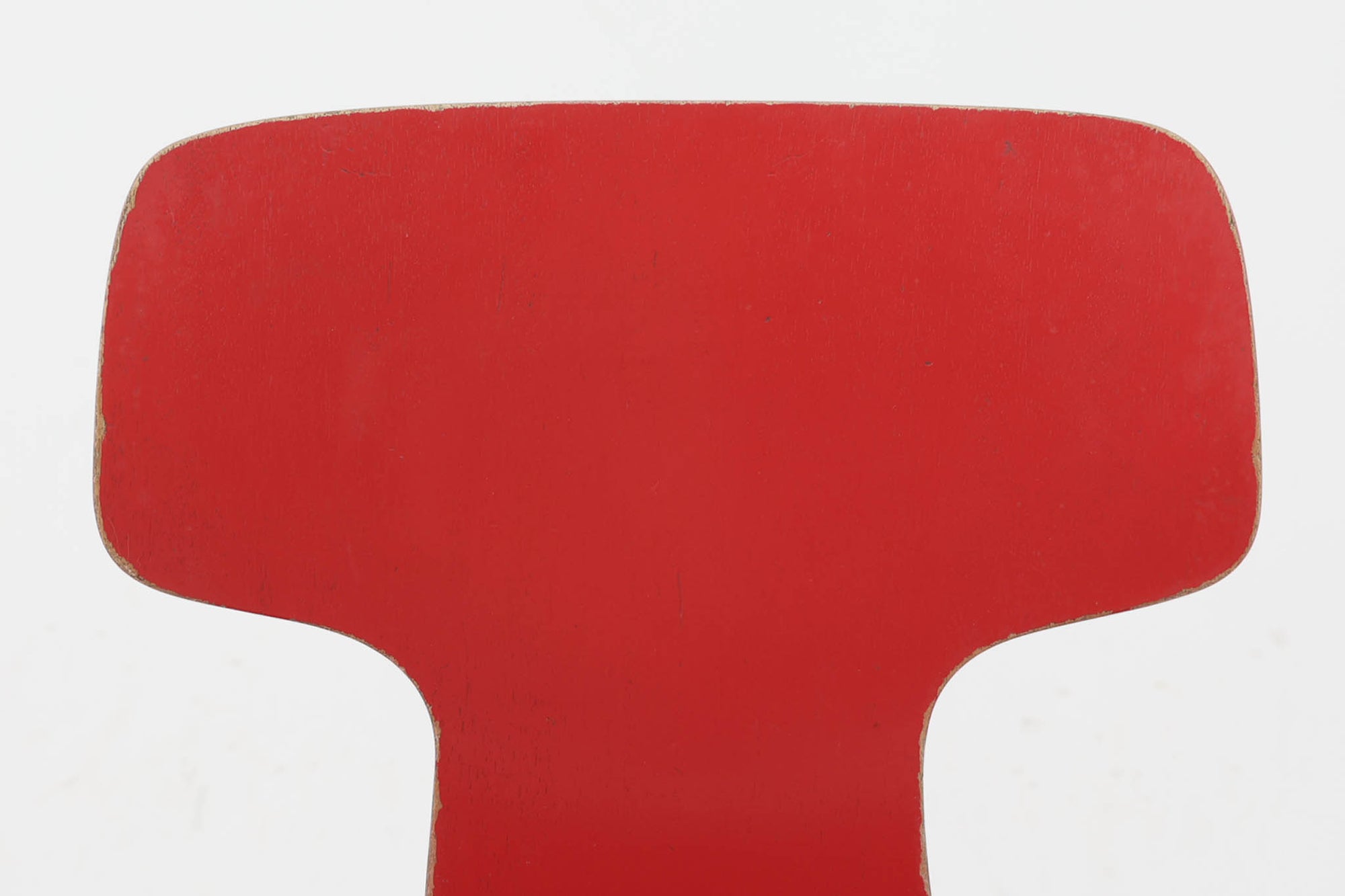 北欧より買い付けました。ArneJacobsenデザインの「Ｔチェア」です。正しく座れる様に子供用にデザインされています。現在は生産されていない為、ビンテージ品のみ入手可能です。子供用の希少なモデルです。