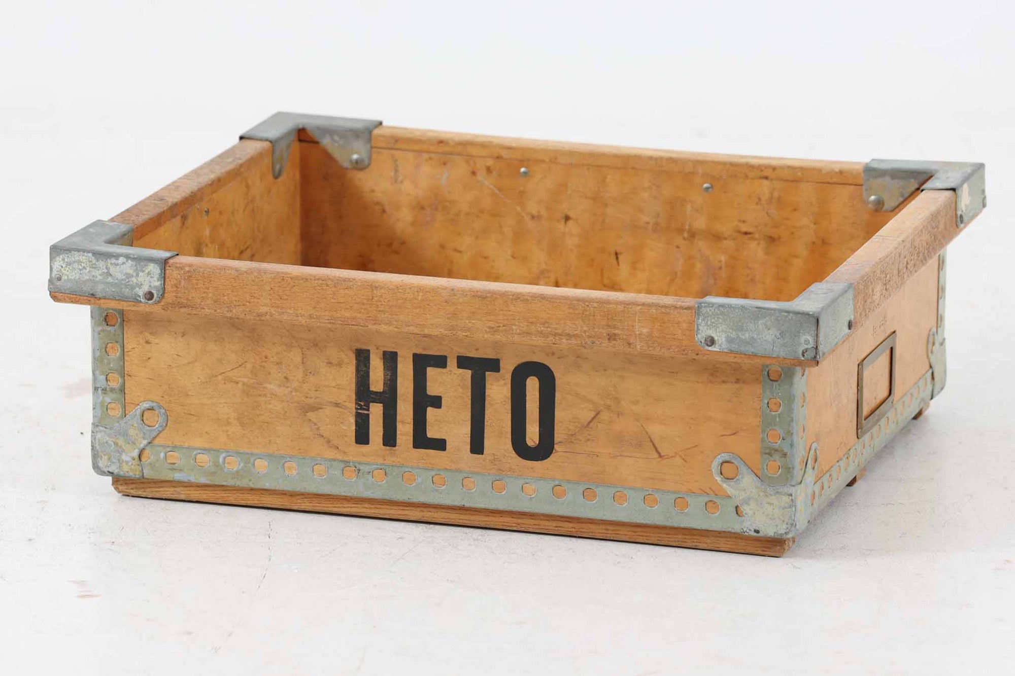 木製の収納ボックスです。ビンテージ品ならではの味わい深い雰囲気です。