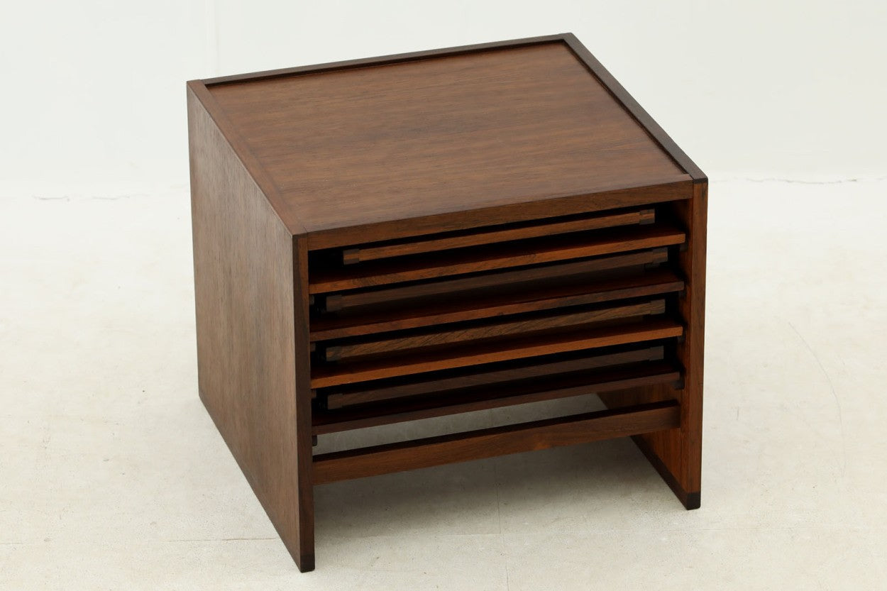 北欧より買い付けたサイドテーブルです。折り畳みテーブルが収納されているサイドテーブルです。現地でも中々見かけないデザインで、使い勝手も良さそうです。希少なローズウッド材が使用されています。