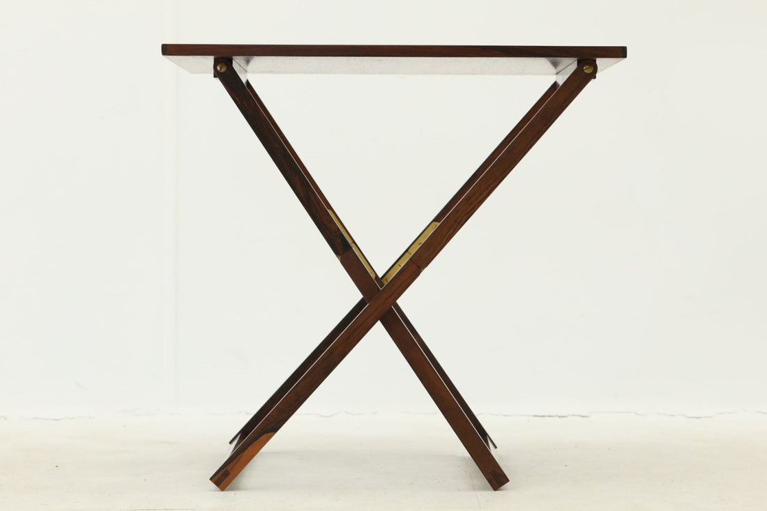 北欧より買い付けたサイドテーブルです。折り畳みテーブルが収納されているサイドテーブルです。現地でも中々見かけないデザインで、使い勝手も良さそうです。希少なローズウッド材が使用されています。