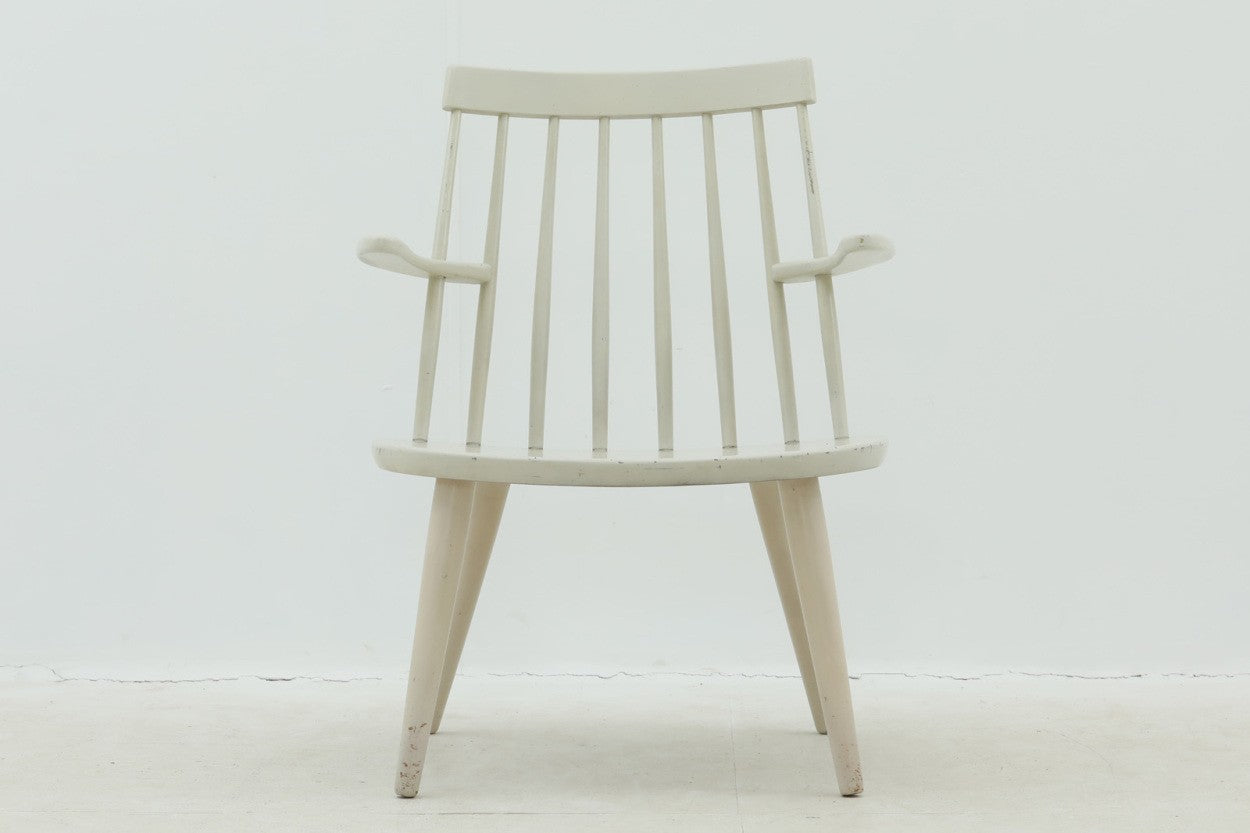 北欧より買い付けたSibboChairです。Swedese社の創始者でもあるYngveEkstromがみずからデザインしたチェアです。背面のスポークとちょこんと出たアームが特徴的なデザインです。スウェーデンでも希少なチェアです。世界的に有名なLaminoArmChairもエクストロームの作品です。