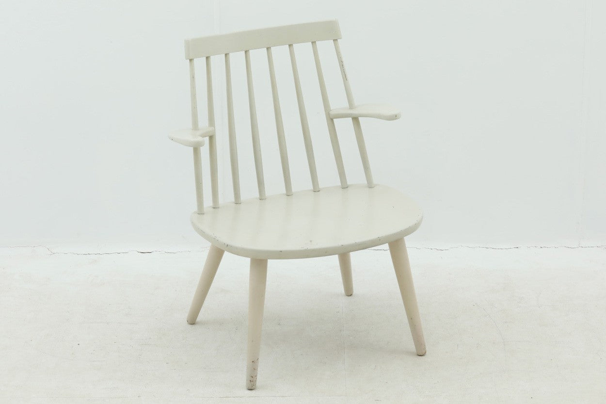 北欧より買い付けたSibboChairです。Swedese社の創始者でもあるYngveEkstromがみずからデザインしたチェアです。背面のスポークとちょこんと出たアームが特徴的なデザインです。スウェーデンでも希少なチェアです。世界的に有名なLaminoArmChairもエクストロームの作品です。