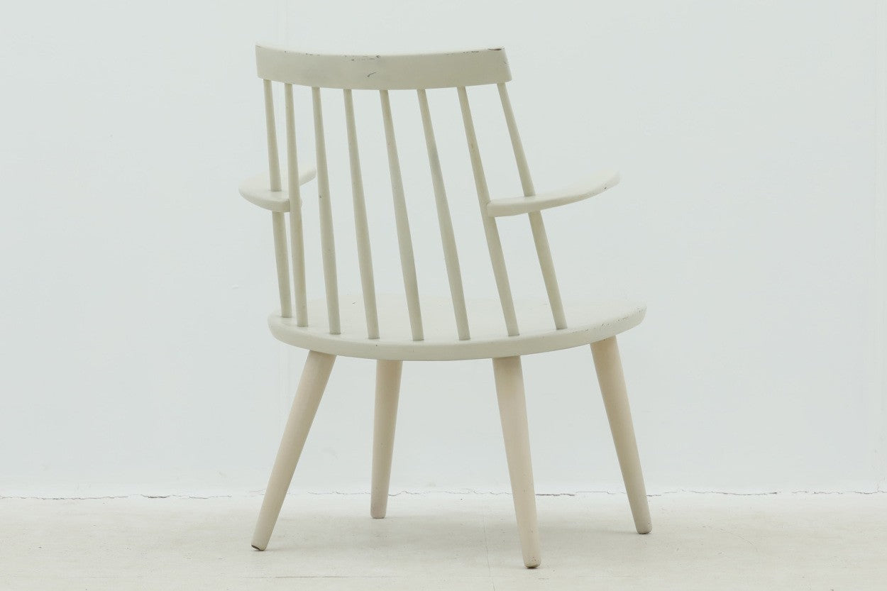 北欧より買い付けたSibboChairです。Swedese社の創始者でもあるYngveEkstromがみずからデザインしたチェアです。背面のスポークとちょこんと出たアームが特徴的なデザインです。スウェーデンでも希少なチェアです。世界的に有名なLaminoArmChairもエクストロームの作品です。