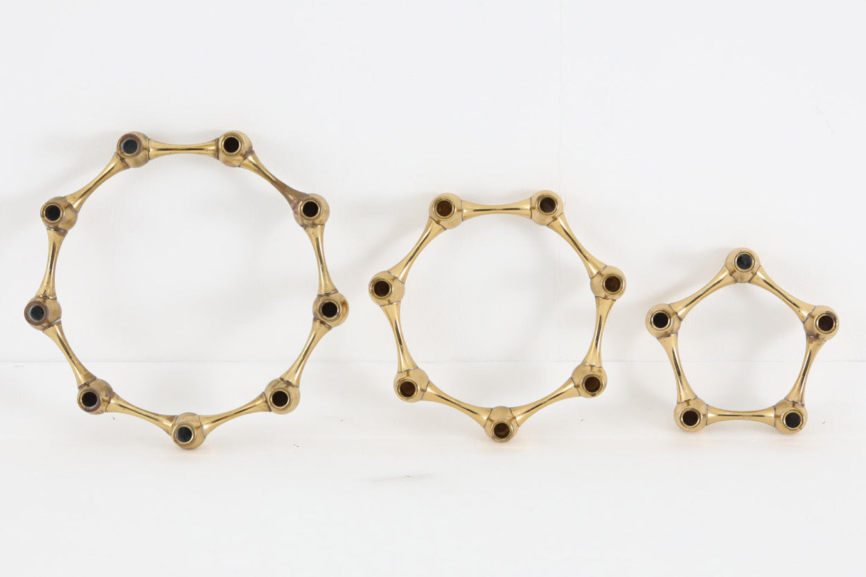 デンマークの人気デザイナー、JensHQuistgaardがデザインしたキャンドルホルダーです。クラシックなディテールも感じられる大変美しいお品です。複数の大きさの入手は稀なのでセットにて出品いたします。