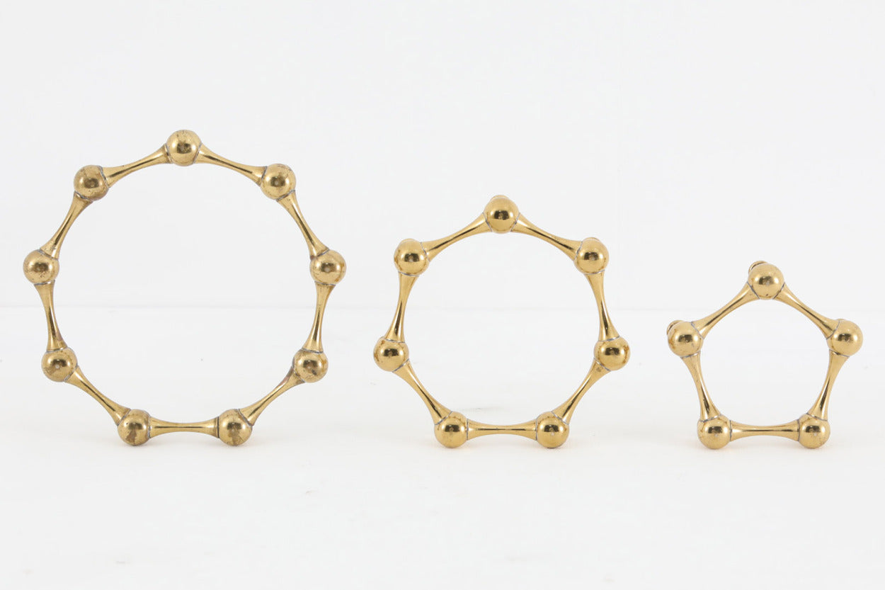 デンマークの人気デザイナー、JensHQuistgaardがデザインしたキャンドルホルダーです。クラシックなディテールも感じられる大変美しいお品です。複数の大きさの入手は稀なのでセットにて出品いたします。