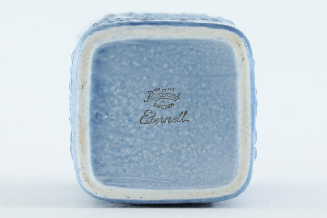 フィンランド人で彫刻家の父と、デンマーク人で陶芸家の母の元に育つGunnarNylundはデンマークで建築を学んだ後、Bing&amp;amp;Grondahl窯、スウェーデンRorstrand窯に就業し、多くの作品を生み出しています。彼の作品は独特な流線型と釉薬が特徴で世界中で重宝されています。