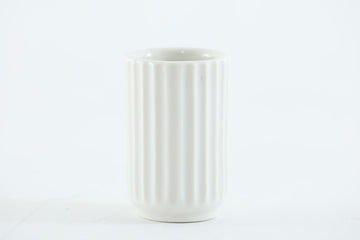 デンマークLyngbyPorcelænのフラワーベースです。現在は同デザインが復刻されていますが、こちらは非常に希少な初期オリジナル品になります。1940年代から50年頃まで使用されていたスタンプが使用されています。