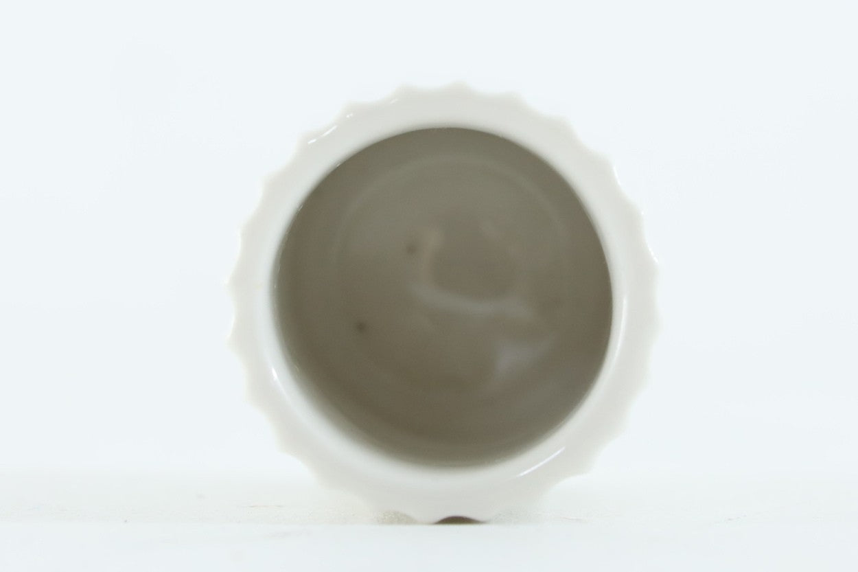 デンマークLyngbyPorcelænのフラワーベースです。現在は同デザインが復刻されていますが、こちらは非常に希少な初期オリジナル品になります。1940年代から50年頃まで使用されていたスタンプが使用されています。