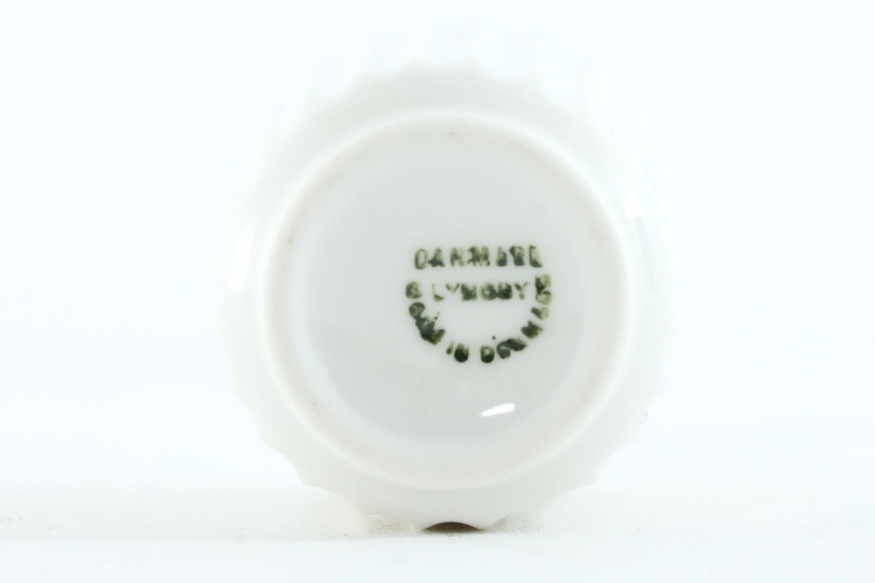 デンマークLyngbyPorcelænのフラワーベースです。現在は同デザインが復刻されていますが、こちらは非常に希少な初期オリジナル品になります。1940年代から50年頃まで使用されていたスタンプが使用されています。