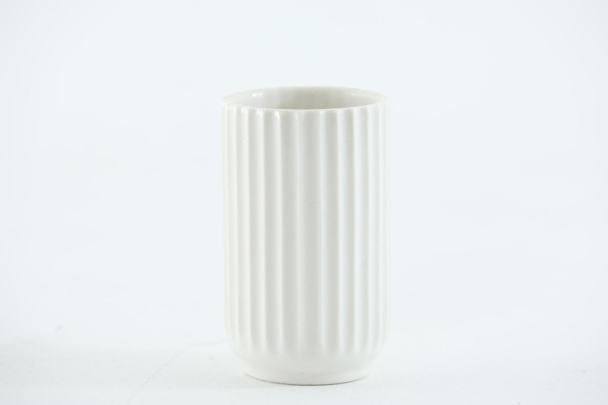 デンマークLyngbyPorcelænのフラワーベースです。現在は同デザインが復刻されていますが、こちらは非常に希少な初期オリジナル品になります。1940年代から50年頃まで使用されていたスタンプが使用されています。