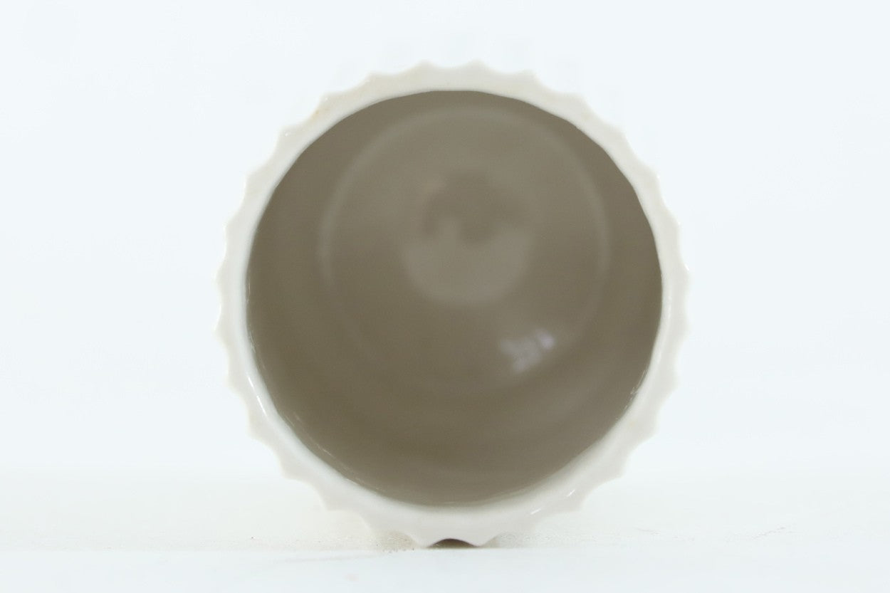 デンマークLyngbyPorcelænのフラワーベースです。現在は同デザインが復刻されていますが、こちらは非常に希少な初期オリジナル品になります。1940年代から50年頃まで使用されていたスタンプが使用されています。