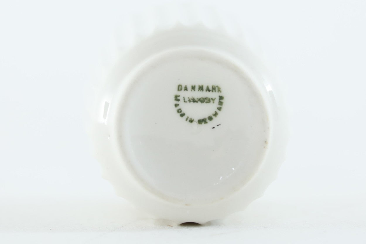 デンマークLyngbyPorcelænのフラワーベースです。現在は同デザインが復刻されていますが、こちらは非常に希少な初期オリジナル品になります。1940年代から50年頃まで使用されていたスタンプが使用されています。