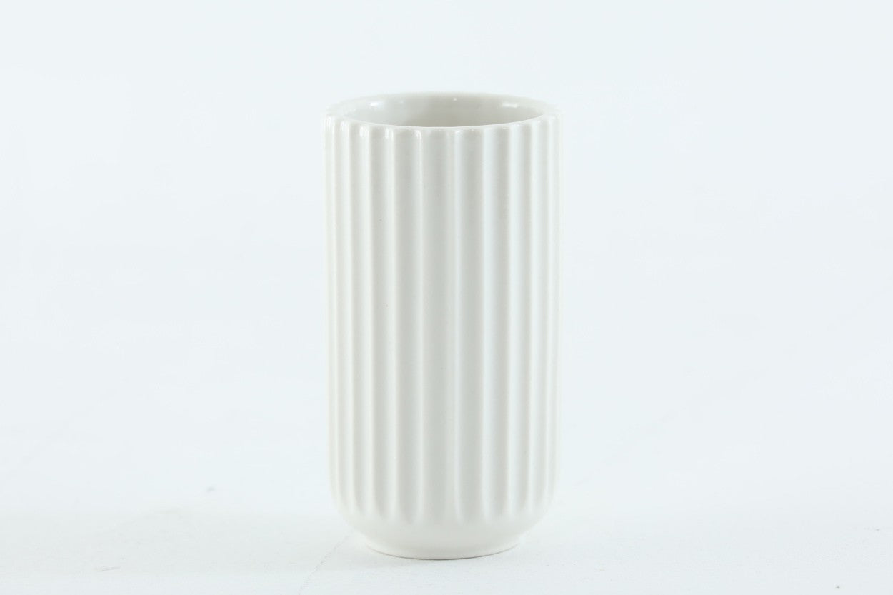 デンマークLyngbyPorcelænのフラワーベースです。現在は同デザインが復刻されていますが、こちらは非常に希少な初期オリジナル品になります。1940年代から50年頃まで使用されていたスタンプが使用されています。