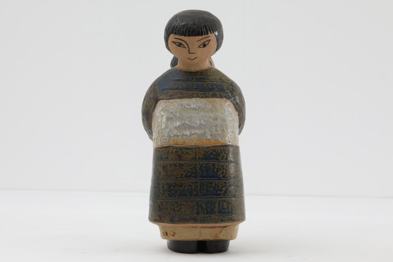 LisaLarsonのSKULPTURERシリーズのJapanskaです。彼女本人が日本を訪れた際にインスピレーションを受けて作られた作品です。彼女の作品の中では大きなものとなり、存在感十分の作品です。1958年から1973年の間に製造されましたが、数はそれほど多くなく、現地でも希少な作品として流通しています。