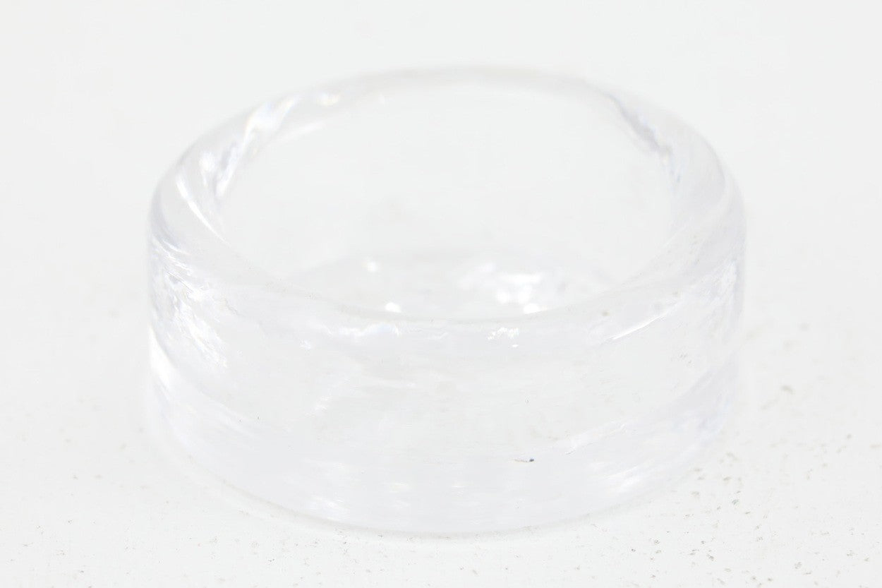 ErikHoglundがBODA社に在籍していた当時のアッシュトレイです。こちらも型にガラスを流し込んだ後、型押した作品で、ディテールが個々に違うのが魅力です。アッシュトレイとして作られた作品ですが、現代では小物いれとしたり、ペーパーウェイトとして使用するケースが多く、多くのコレクターが存在します。