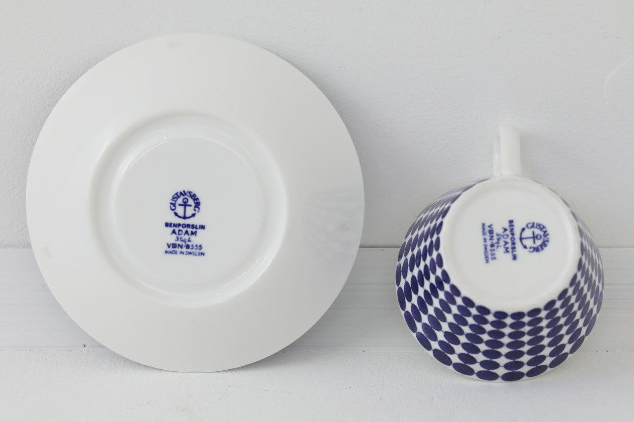 スティグリンドベリデザイン、アダム（ブルー）のコーヒーカップソーサーです。鮮やかなブルードットを描いたデザイン、遠近法を用いたデザインでカップの形状にも相まって愛らしいデザインになっています。近年復刻盤が発売されましたが、こちらは希少なビンテージ製品となります。1959年から74年にかけて製造されたモデルです。