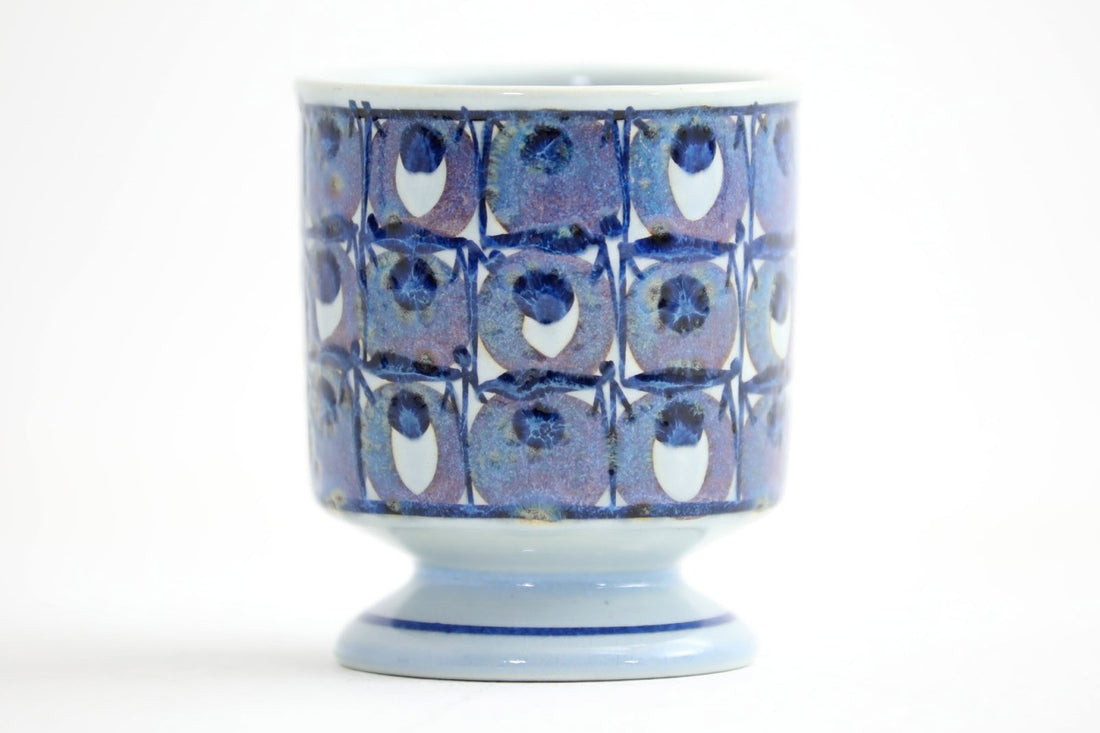 ロイヤルコペンハーゲン社製の小ぶりなフリーカップです。GretheHellandHansenのブルーのデザインが美しいお品です。