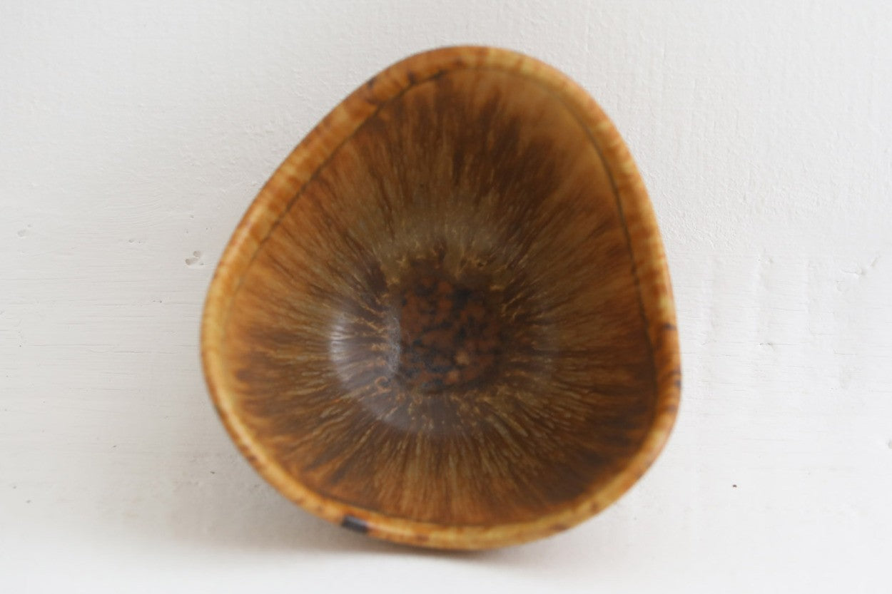 フィンランド人で彫刻家の父と、デンマーク人で陶芸家の母の元に育つGunnarNylundはデンマークで建築を学んだ後、Bing&amp;amp;Grondahl窯、スウェーデンRorstrand窯に就業し、多くの作品を生み出しています。彼の作品は独特な流線型と釉薬が特徴で世界中で重宝されています。