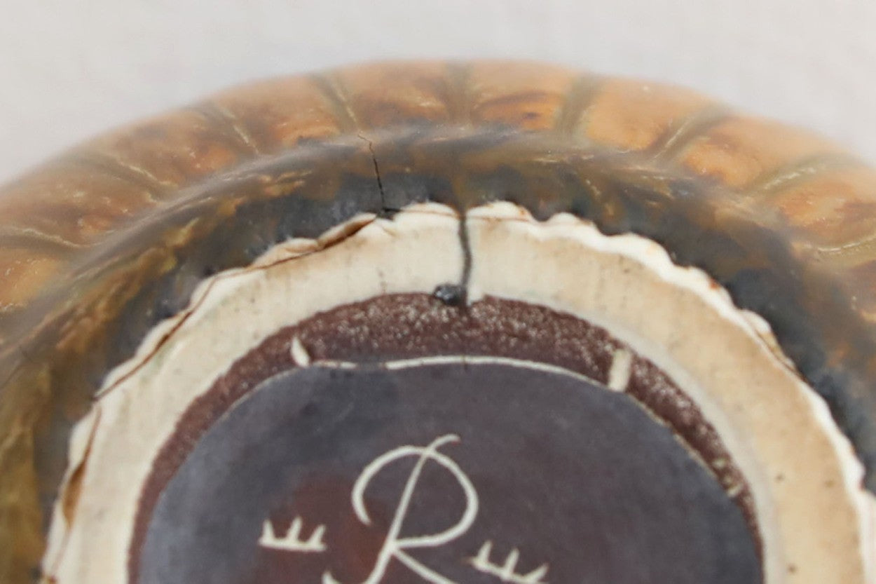 フィンランド人で彫刻家の父と、デンマーク人で陶芸家の母の元に育つGunnarNylundはデンマークで建築を学んだ後、Bing&amp;amp;Grondahl窯、スウェーデンRorstrand窯に就業し、多くの作品を生み出しています。彼の作品は独特な流線型と釉薬が特徴で世界中で重宝されています。