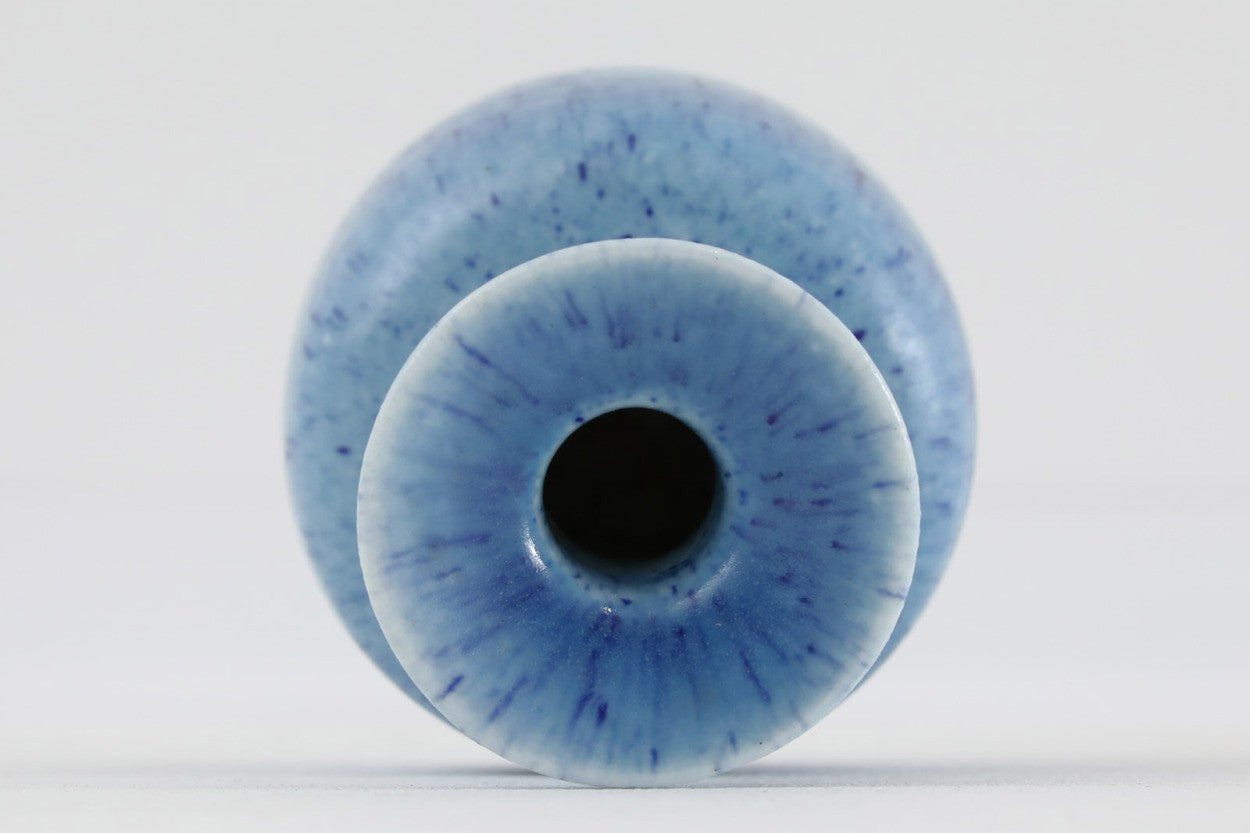 フィンランド人で彫刻家の父と、デンマーク人で陶芸家の母の元に育つGunnarNylundはデンマークで建築を学んだ後、Bing&amp;amp;Grondahl窯、スウェーデンRorstrand窯に就業し、多くの作品を生み出しています。彼の作品は独特な流線型と釉薬が特徴で世界中で重宝されています。