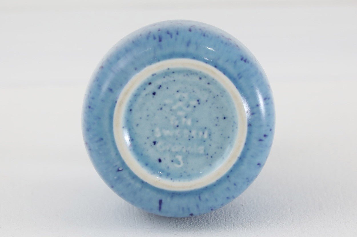 フィンランド人で彫刻家の父と、デンマーク人で陶芸家の母の元に育つGunnarNylundはデンマークで建築を学んだ後、Bing&amp;amp;Grondahl窯、スウェーデンRorstrand窯に就業し、多くの作品を生み出しています。彼の作品は独特な流線型と釉薬が特徴で世界中で重宝されています。