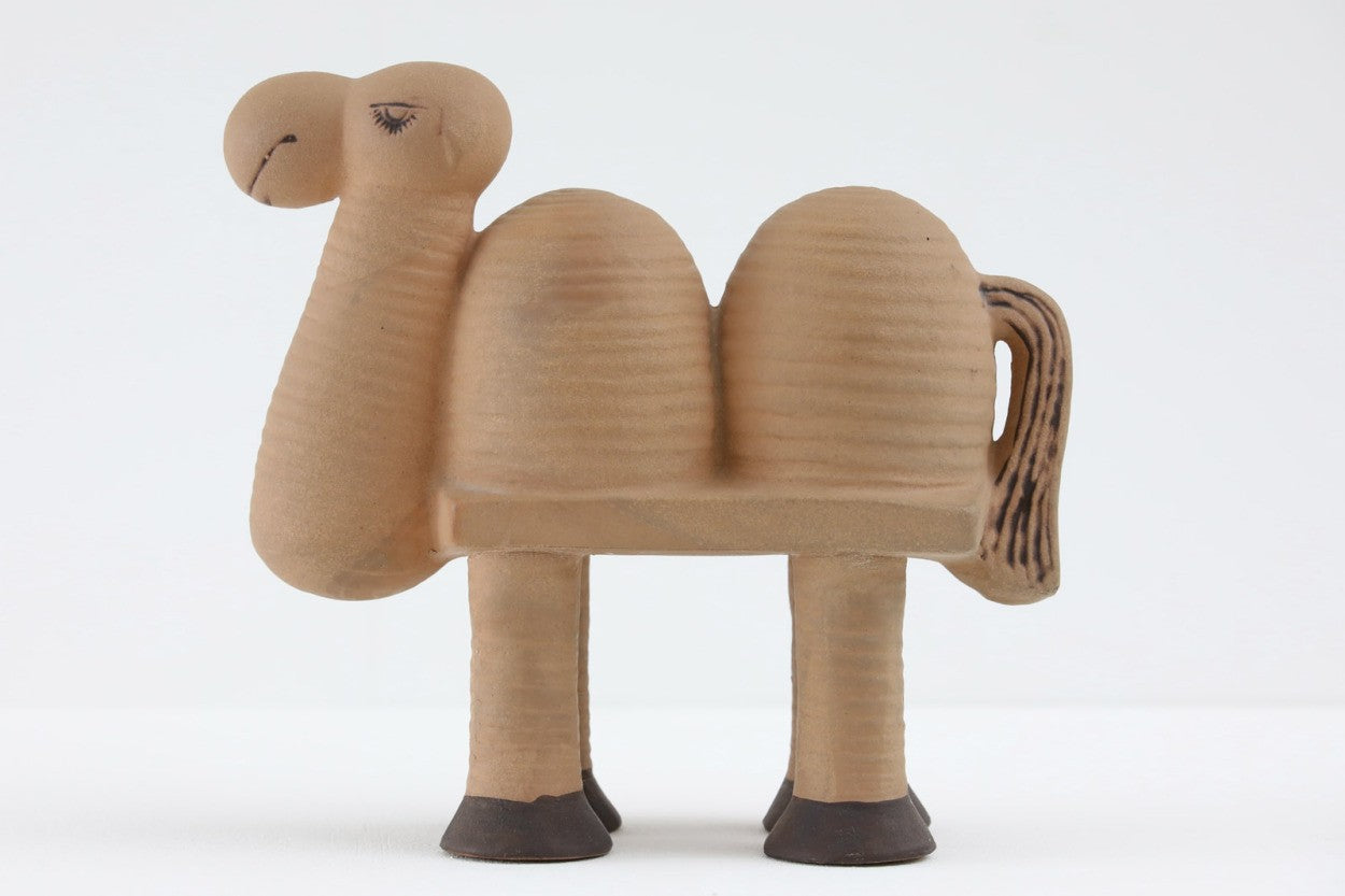 LisaLarsonのJuraシリーズのKamelラクダです。6体の動物で構成されるこのシリーズは1971年から1977年にかけて製造された作品で生産数が少なく現地でも流通が少ないお品になります。